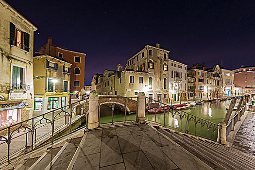 夜景,特色,小船,停泊,运河,围绕,老,建筑,桥,威尼斯,威尼托,意大利,欧洲