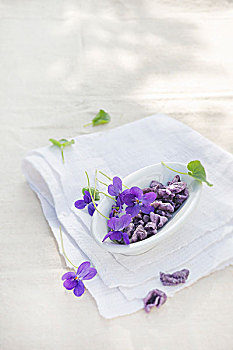 糖渍,紫罗兰,新鲜,叶子,盘子,花园桌