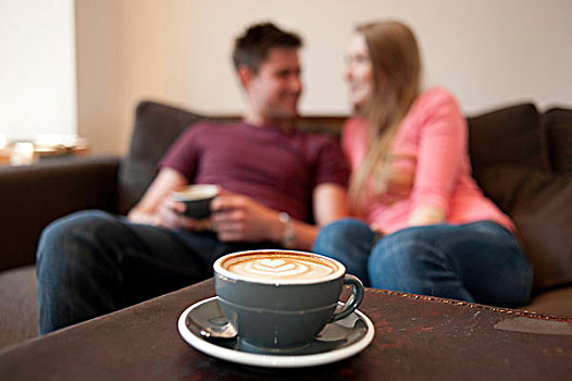 年轻,情侣,慵懒,沙发,咖啡