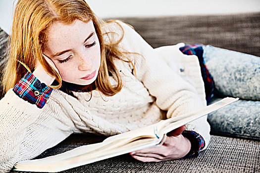 女孩,在家,躺着,沙发,读,书本,科隆,北莱茵威斯特伐利亚,德国,欧洲