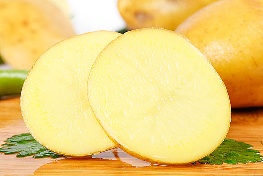 木底上的黄心土豆