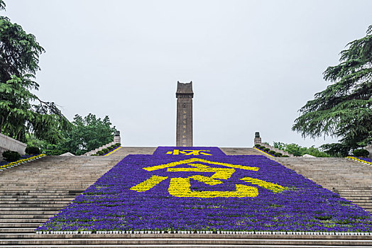 中国江苏南京雨花台烈士纪念碑和广场池塘道路