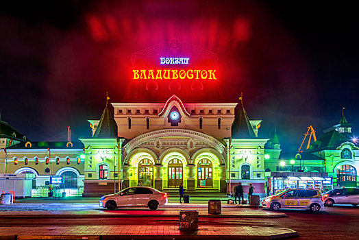 俄罗斯海参崴火车站建筑夜景