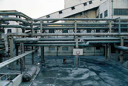 798艺术区工厂外部管道和篮球厂