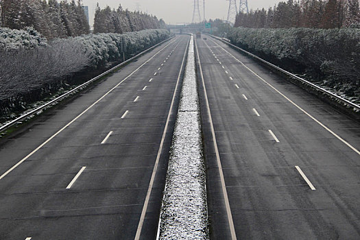 风雪高速路