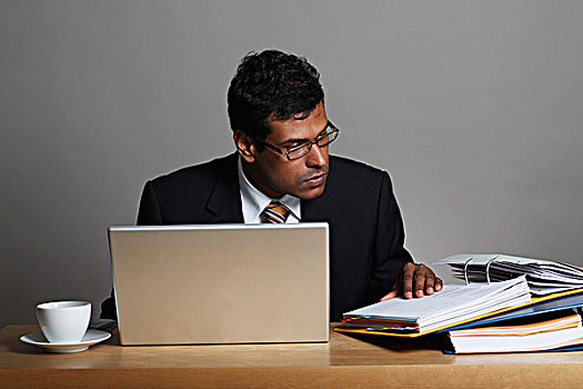 印度,男人,工作,书桌,笔记本电脑