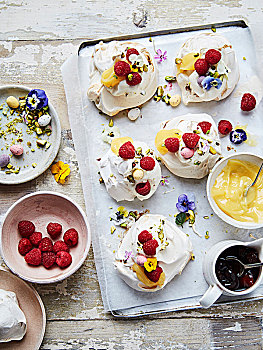 柠檬,树莓,开心果,蛋白甜饼,柠檬乳,煎制,香草奶油,食用花卉