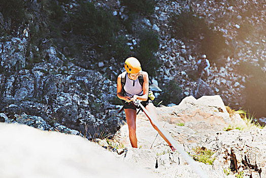 女性,攀岩者,绳降,石头