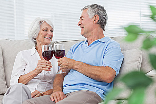 夫妻,碰杯,玻璃杯,红酒,在家,沙发