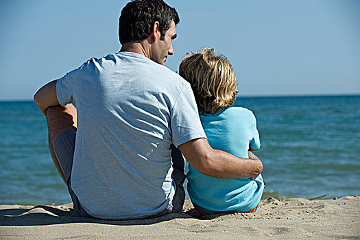 父子,坐,一起,海滩,后视图