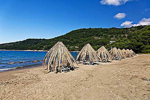 遮阳伞,沙滩,岛屿,杜布罗夫斯克-内雷特瓦县,达尔马提亚,克罗地亚,欧洲
