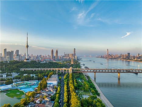 中国湖北武汉地标建筑龟山电视塔