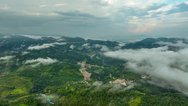 重庆酉阳,西边日落东边雨,山色空蒙景亦奇