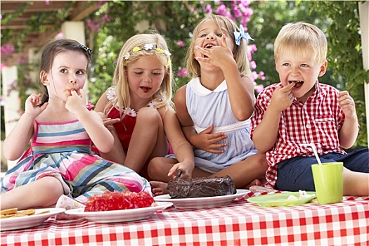 一群孩子,吃,胶冻,蛋糕,户外,茶会