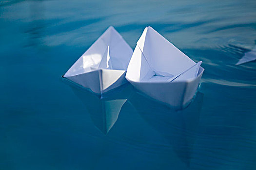 纸船,漂浮