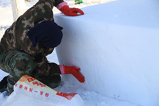 新疆巴里坤,冰城工人忙制作,打造冰雪盛宴