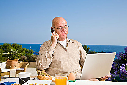 男人,内庭,吃饭,早餐,使用笔记本,电脑,交谈,手机