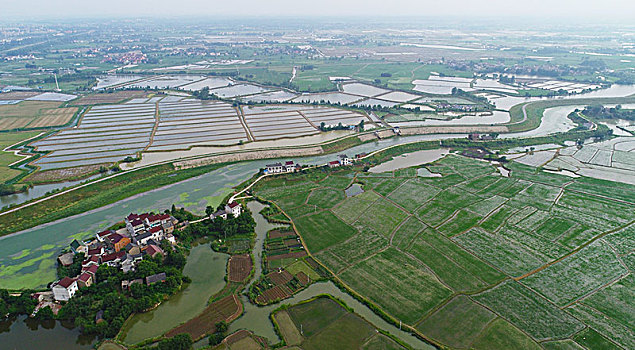 航拍雨后田园