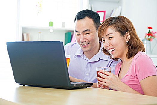亚洲人,情侣,笔记本电脑