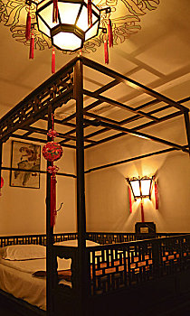 侣松园酒店内中式布置的双人床,北京东城区宽街板厂胡同22号