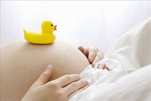 孕妇,躺下,橡皮鸭,肚子