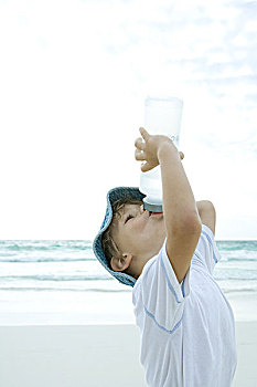 男孩,喝,水瓶,海滩