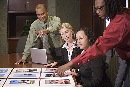 四个,多种族,商务人士,讨论,会议室,看,照片,桌上