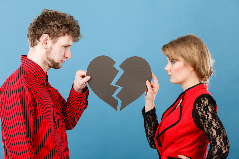 情侣_伤心_分手_离开_情感_人_年轻_两个_一半_破损_爱人_高清图片