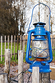 蓝色,旧式,煤油灯,木质,户外,栅栏