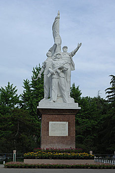 河北邯郸丛台公园里的工农兵塑像