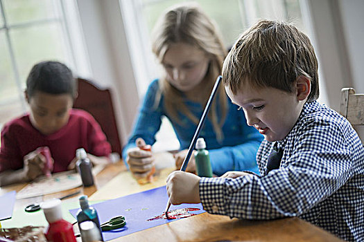 孩子,家,三个孩子,坐,桌子,胶,绘画,创作,装饰