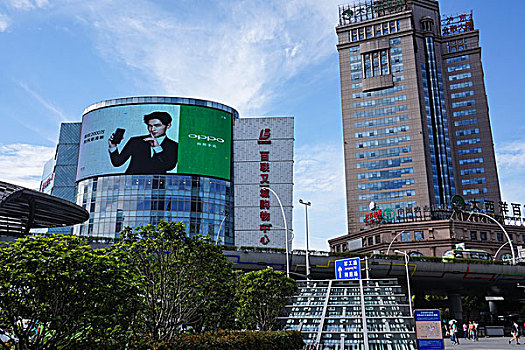上海五角场商圈高楼林立,一派繁华都市新景象