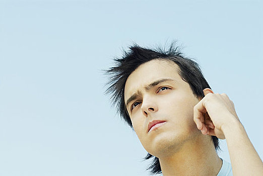 仰视,男青年,思考