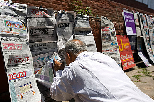 尼泊尔看报的老人