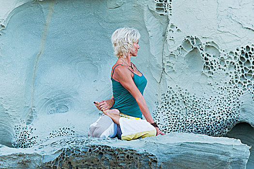 女人,瑜伽姿势,岩石构造,安达卢西亚,西班牙