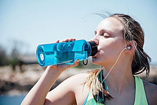 女人,饮用水,塑料瓶