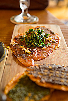 台北欧式餐厅,北欧烟熏鲑鱼,西班牙式酸豆水芹沙拉,搭配抹酱烤面包