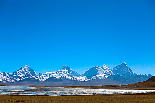 雪山下的河流