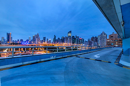 夜晚下的上海城市风光道路
