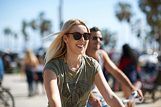 少妇,男朋友,骑自行车,威尼斯海滩,洛杉矶,加利福尼亚,美国