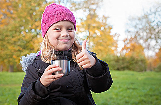 小,美女,金发,女孩,饮料,茶,秋天,公园,展示,竖大拇指
