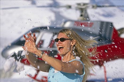 游人,雪球,打雪仗,直升飞机,旅游,棉田豪冰河