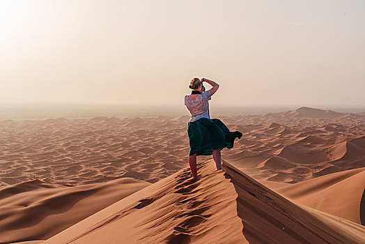 美女,摄影,远景,红色,沙丘,沙漠,风景,却比沙丘,梅如卡,撒哈拉沙漠,摩洛哥,非洲