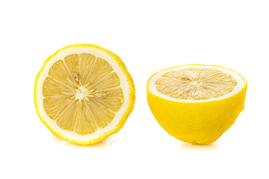 一块竖起的柠檬片和半个切开的柠檬放置在白色的背景中