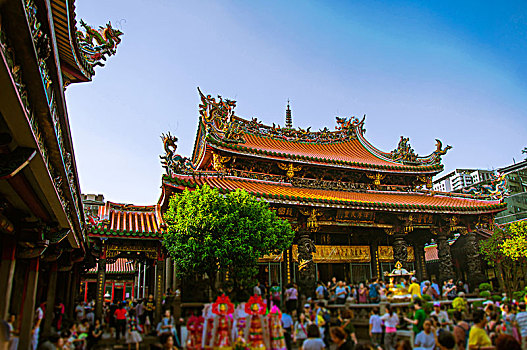 台湾台北著名的寺庙,百年历史的龙山寺,虔诚的信众祈祷,求平安