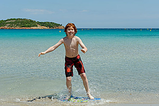 男孩,冲浪,趴板,海滩,板,冲浪板,湾,东南部,海岸,科西嘉岛,法国,欧洲