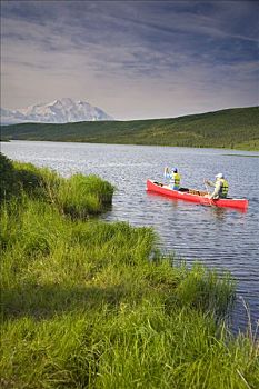 夫妻,独木舟,旺湖,山,麦金利山,背景,德纳里峰国家公园,阿拉斯加,夏天