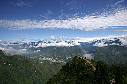 重庆巫溪云台山健身蹬山步行道上远眺巫溪县城