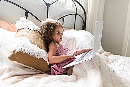 女孩,金发,坐,床上,看,笔记本电脑,平衡
