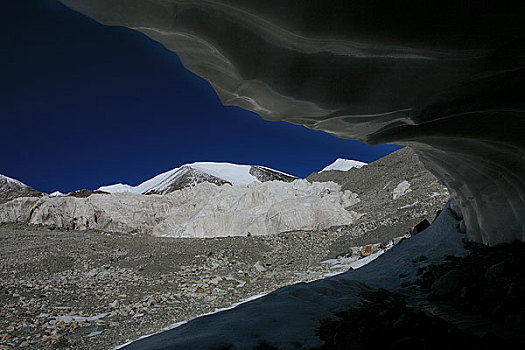 可可西里布格达坂峰冰川上的并洞